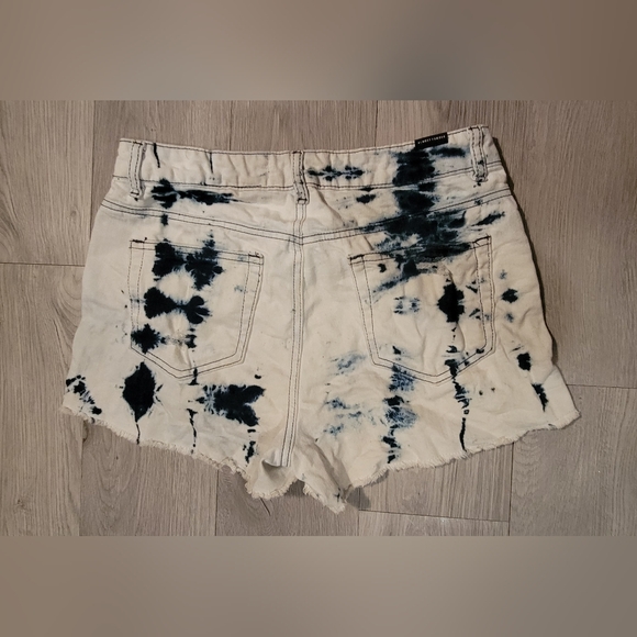Almost Famous Juniors 5, white and blue tie-dye denim shorts - Picture 11 of 13